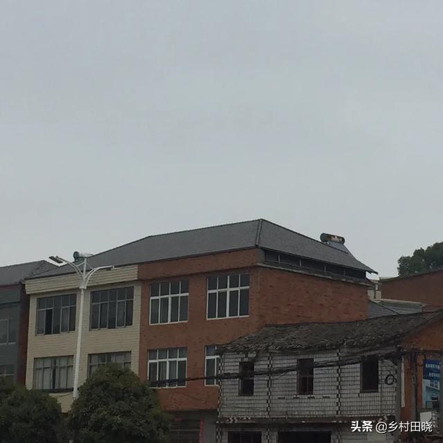 農村自建房坡屋頂，用琉璃瓦還是樹脂瓦？看看內行人的經驗分享