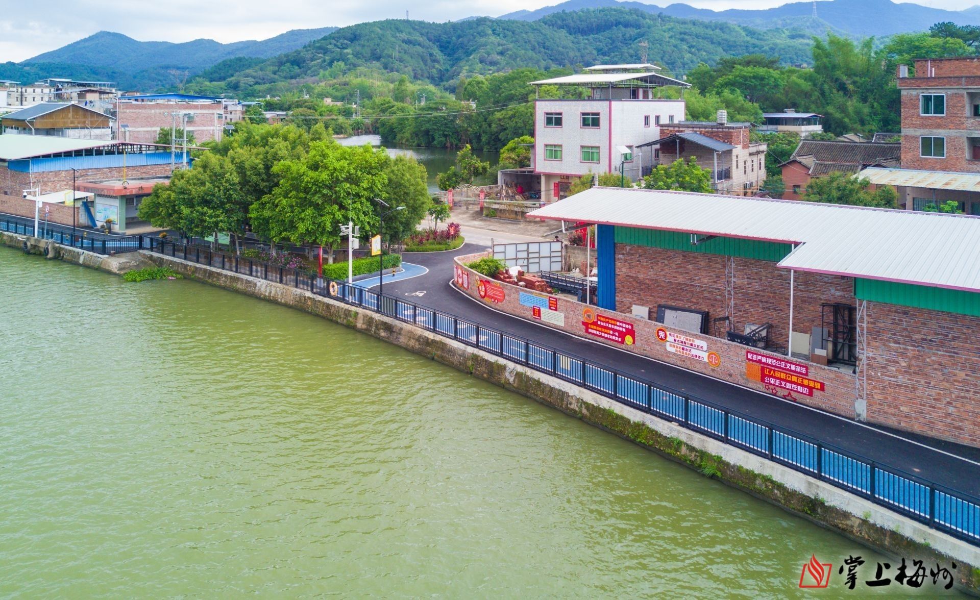 ↑長沙圩鎮碧道鋪設了瀝青并劃分跑道和自行車道，“顏值”再獲提升。（林翔 攝）